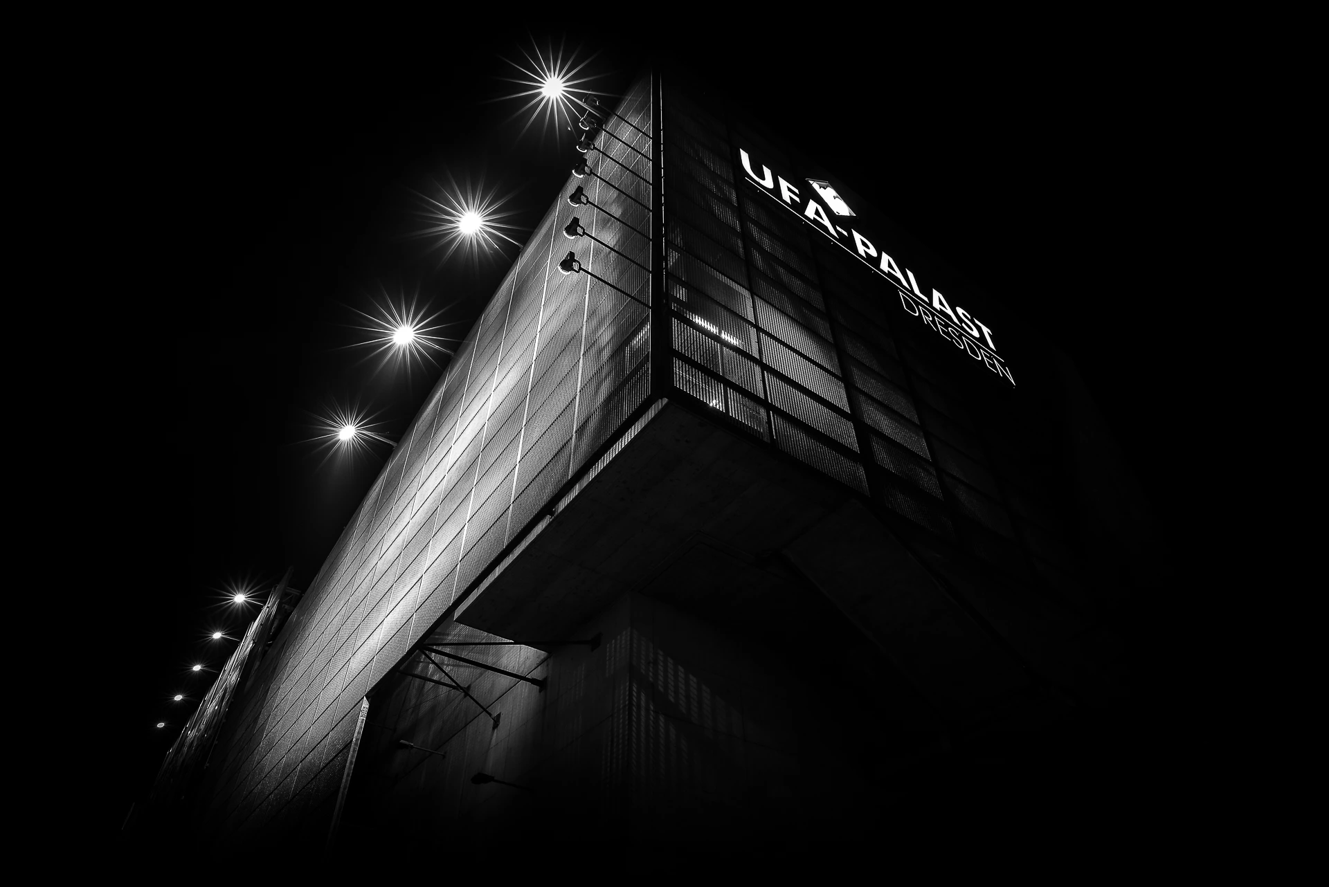 Black and White – Digilog